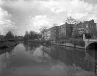 83361 Gezicht op de Stadsbuitengracht met links de Catharijnesingel en rechts het plantsoen ter hoogte van de ...